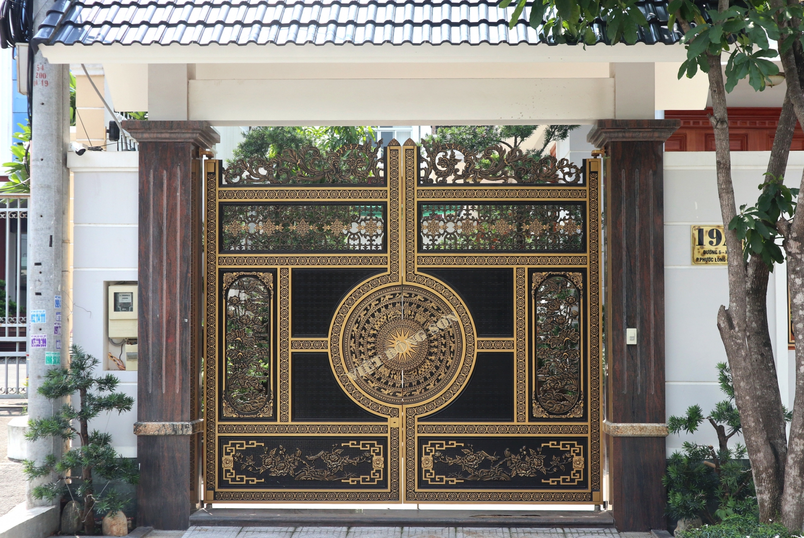 Cổng nhôm đúc hoa văn